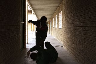 VIDEO: Klekni si, řvali žáci z Tvrdonic na chlapce, pak ho brutálně kopli do hlavy. Parta útok natočila